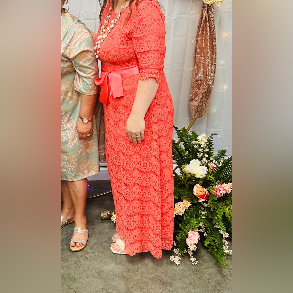 Coral DAINTY JEWELL’S lace dress with belt